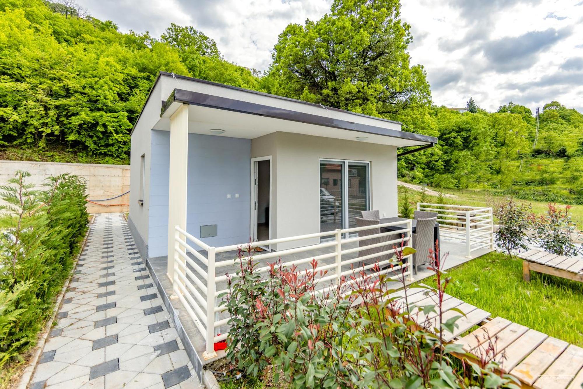 Yanka 4 * Ljubaništa